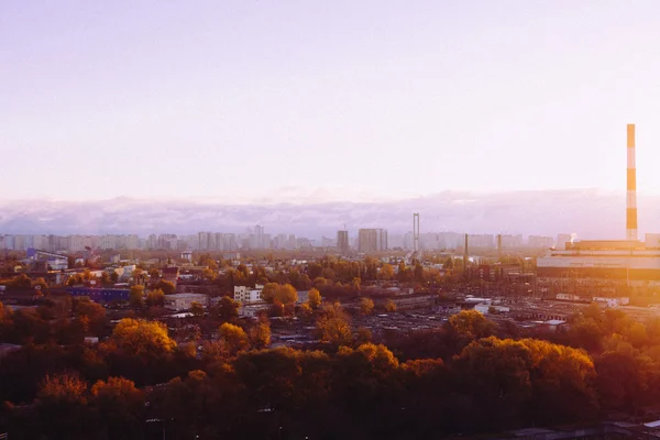 Vue de la ville industrielle de Kiev de la hauteur en automne — Photo