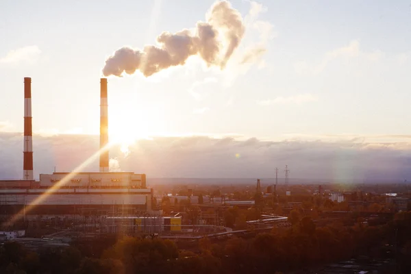 Otoño amarillo en Kiev, vista industrial kiev en la puesta de sol de otoño — Foto de Stock