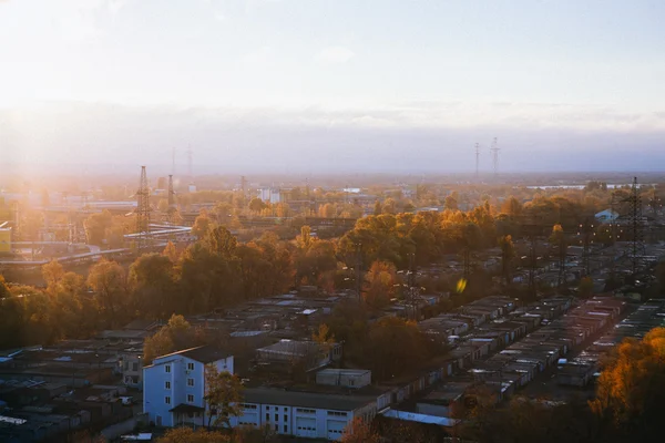 Желтая осень в Киеве, промышленный вид Киева осенью заката — стоковое фото