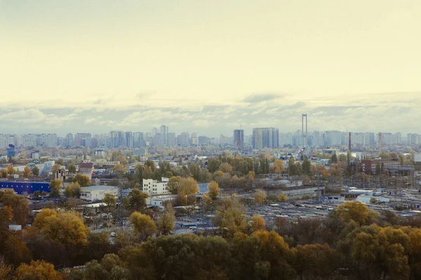 Киевский городской пейзаж. вид на промышленную часть города на закат в октябре — стоковое фото