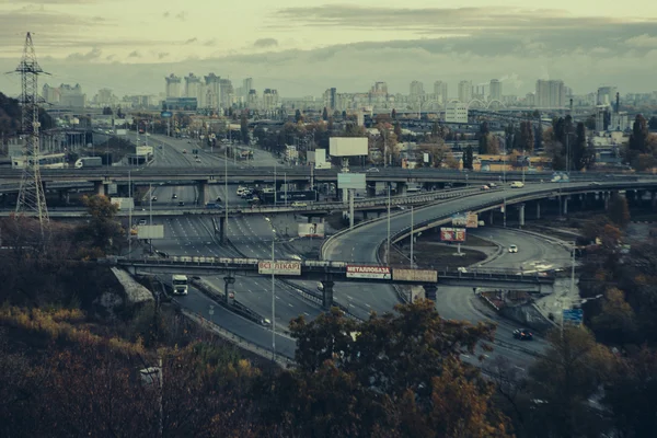 Gród Kijów. Widok przemysłowej części miasta, na zachód słońca na październik — Zdjęcie stockowe