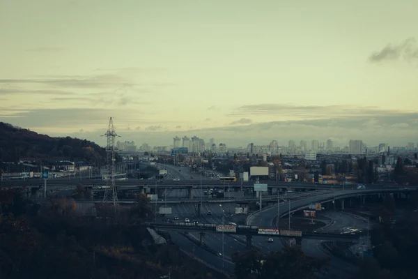 Kiewer Stadtbild. Blick auf den industriellen Teil der Stadt bei Sonnenuntergang im Oktober — Stockfoto