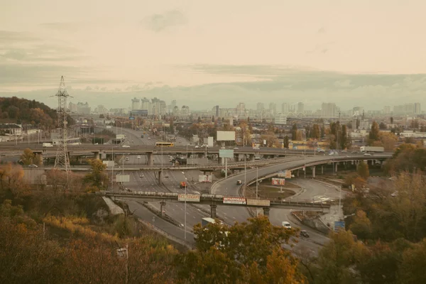 Kiev cityscape. Endüstriyel şehrin görünümünü günbatımı zamanı Ekim tarihinde