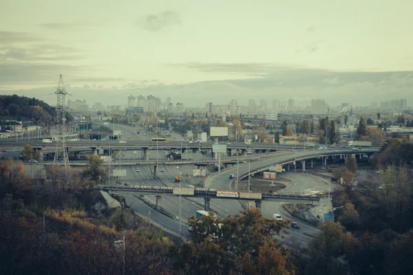 Kiev cityscape. Endüstriyel şehrin görünümünü günbatımı zamanı Ekim tarihinde