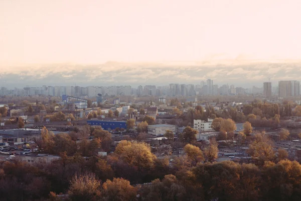 Kiewer Stadtbild: Blick auf den industriellen Teil der Stadt bei Sonnenuntergang im Oktober — Stockfoto