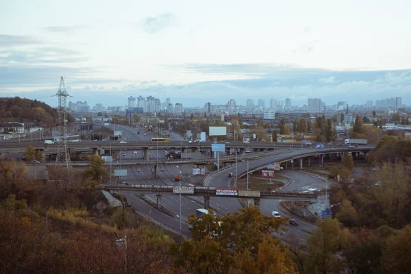 Paisaje urbano de Kiev: vista de la parte industrial de la ciudad en la hora de la puesta del sol en octubre —  Fotos de Stock