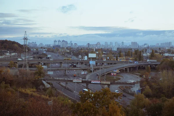 Kiev cityscape: Endüstriyel şehrin görünümünü günbatımı zamanı Ekim tarihinde