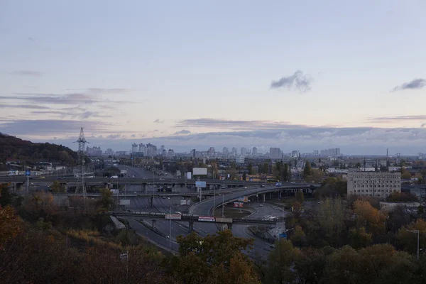 Киевский городской пейзаж: вид на промышленную часть города на закатное время октября — стоковое фото