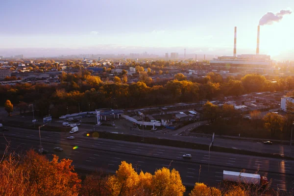 Paisaje urbano de Kiev: vista de la parte industrial de la ciudad en la hora de la puesta del sol en octubre — Foto de Stock