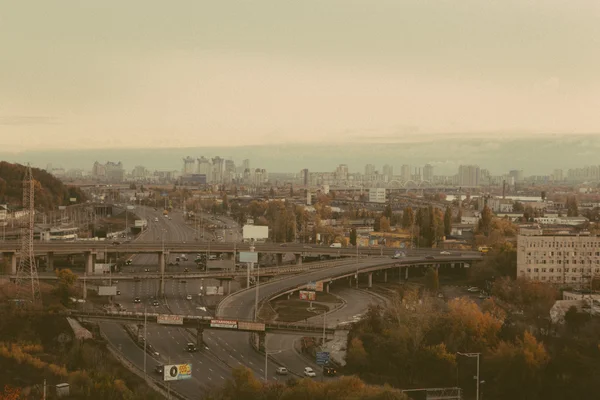 Kiev cityscape: Endüstriyel şehrin görünümünü günbatımı zamanı Ekim tarihinde — Stok fotoğraf