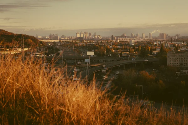 Kiev Cityscape: veduta della parte industriale della città al tramonto ottobre — Foto Stock