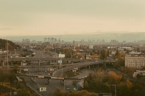 Киевский городской пейзаж: вид на промышленную часть города на закатное время октября — стоковое фото