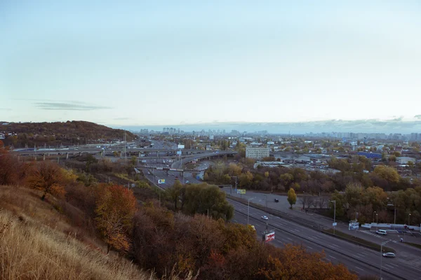 Киевский городской пейзаж: вид на промышленную часть города на закатное время октября — стоковое фото