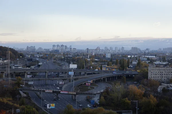 Kiev cityscape: Endüstriyel şehrin görünümünü günbatımı zamanı Ekim tarihinde