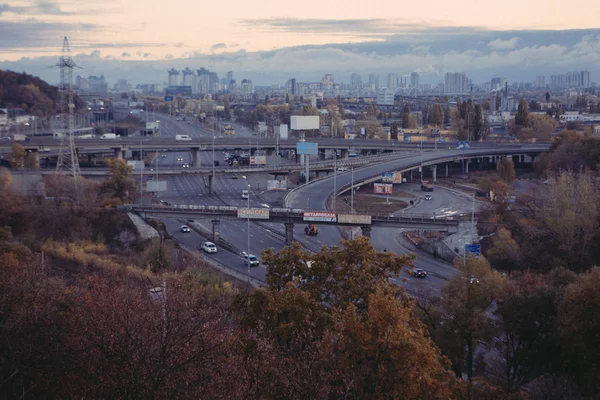 Kiev stadsbild: vy av industriella delen av staden på solnedgång på oktober — Stockfoto