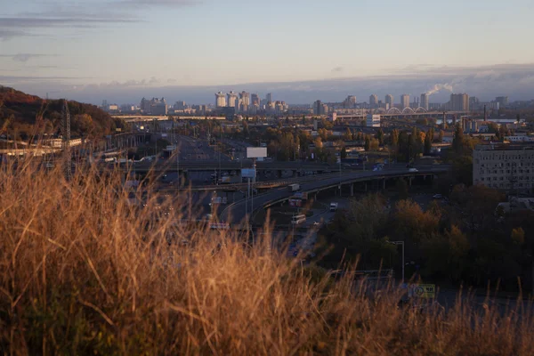 Paisaje urbano de Kiev: vista de la parte industrial de la ciudad en la hora de la puesta del sol en octubre — Foto de Stock