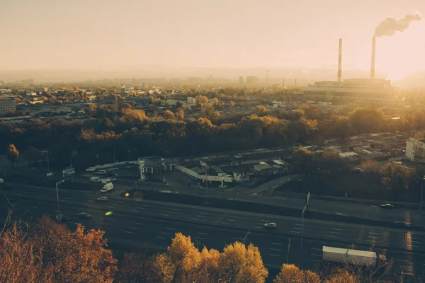 Paysage urbain de Kiev : vue sur la partie industrielle de la ville au coucher du soleil en octobre — Photo