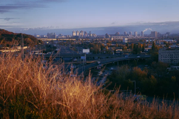 Kiev Cityscape: veduta della parte industriale della città al tramonto ottobre — Foto Stock