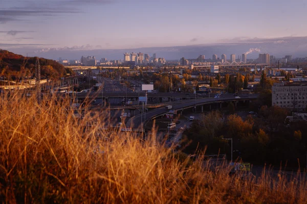 Kiev Cityscape: veduta della parte industriale della città al tramonto ottobre — Foto Stock