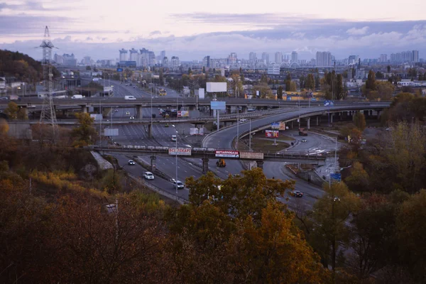 Κίεβο cityscape: προβολή των βιομηχανικό τμήμα της πόλης του ηλιοβασιλέματος στις Οκτωβρίου — Φωτογραφία Αρχείου