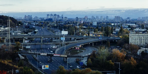Kiewer Stadtbild: Blick auf den industriellen Teil der Stadt bei Sonnenuntergang im Oktober — Stockfoto