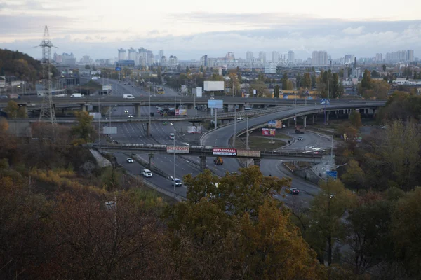 Kiev stadsbild: vy av industriella delen av staden på solnedgång på oktober — Stockfoto