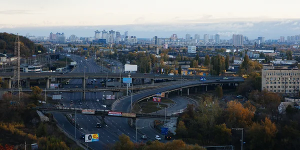 Kiev cityscape: Endüstriyel şehrin görünümünü günbatımı zamanı Ekim tarihinde