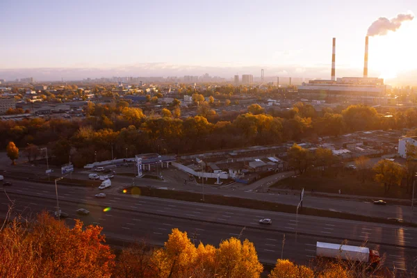 Paisaje urbano de Kiev: vista de la parte industrial de la ciudad en la hora de la puesta del sol en octubre — Foto de Stock