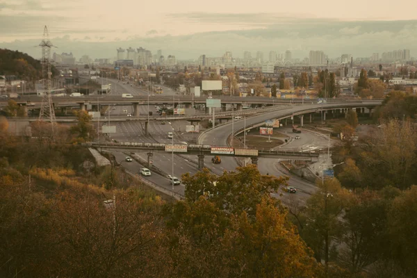 Paisaje urbano de Kiev: vista de la parte industrial de la ciudad en la hora de la puesta del sol en octubre —  Fotos de Stock