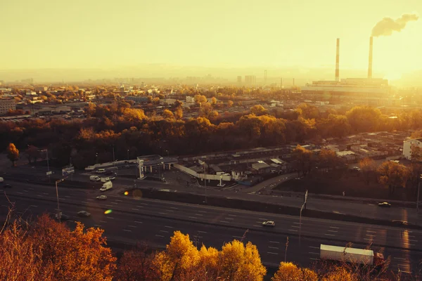 Panoráma města Kyjev: pohled průmyslové části města na západ slunce na říjen — Stock fotografie