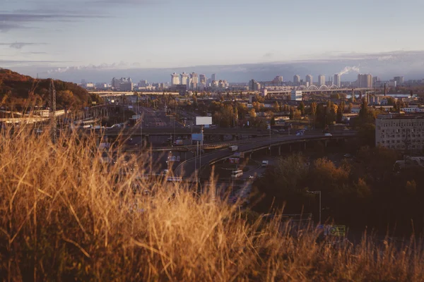 Panoráma města Kyjev: pohled průmyslové části města na západ slunce na říjen — Stock fotografie