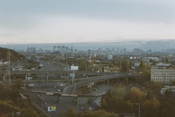 Kiewer Stadtbild: Blick auf den industriellen Teil der Stadt bei Sonnenuntergang im Oktober — Stockfoto
