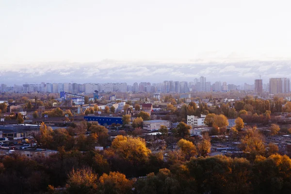 Киевский городской пейзаж: вид на промышленную часть города на закатное время октября — стоковое фото