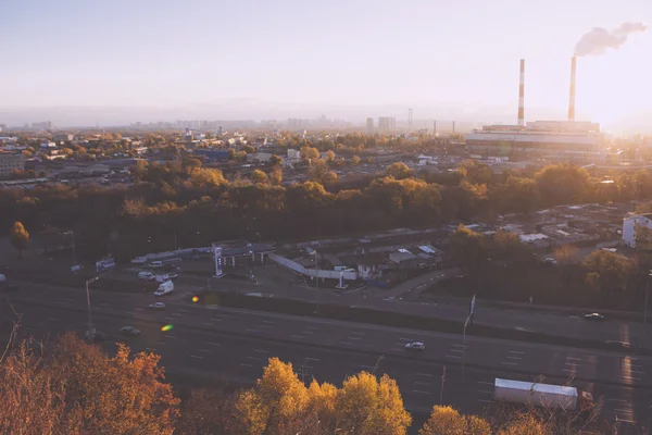 Paisaje urbano de Kiev: vista de la parte industrial de la ciudad en la hora de la puesta del sol en octubre — Foto de Stock