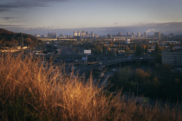 Kiev Cityscape: veduta della parte industriale della città al tramonto ottobre — Foto Stock