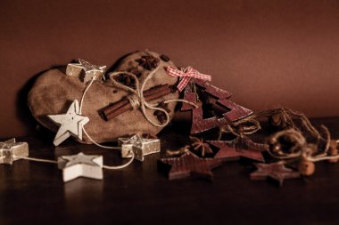 Ahşap arka planda noel kompozisyonu