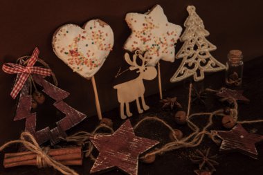 Ahşap arka planda noel kompozisyonu