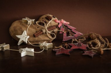 Ahşap arka planda noel kompozisyonu