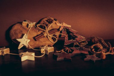 Ahşap arka planda noel kompozisyonu