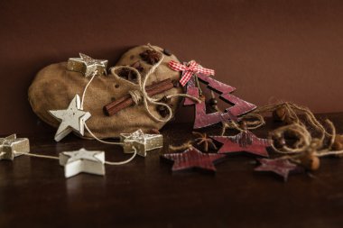 Ahşap arka planda noel kompozisyonu