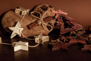 Ahşap arka planda noel kompozisyonu