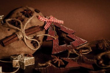 Ahşap arka planda noel kompozisyonu