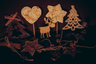 Ahşap arka planda noel kompozisyonu