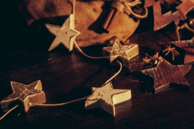 Ahşap arka planda noel kompozisyonu