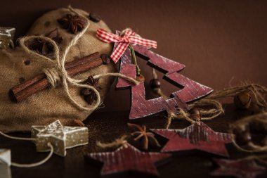 Ahşap arka planda noel kompozisyonu