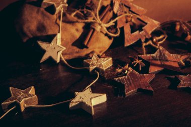 Ahşap arka planda noel kompozisyonu