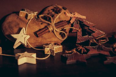 Ahşap arka planda noel kompozisyonu