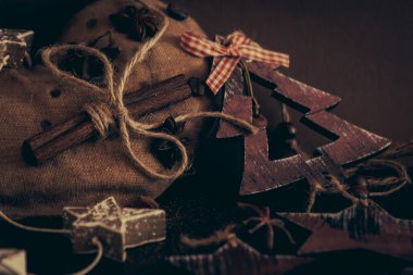 Ahşap arka planda noel kompozisyonu