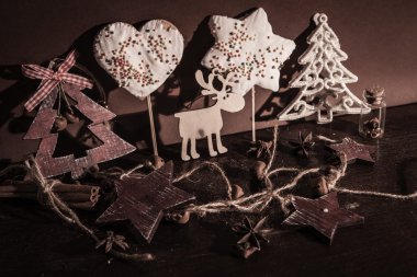 Ahşap arka planda noel kompozisyonu