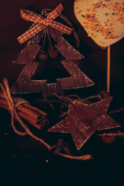 Ahşap arka planda noel kompozisyonu